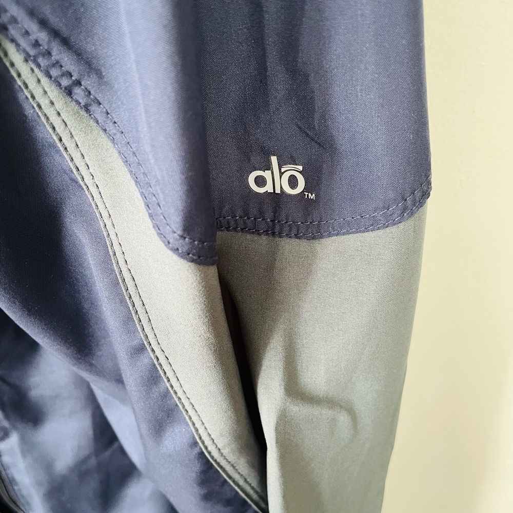 EUC ALO Yoga Wind Jacket - Navy Blue with Reflectors Size Medium - Picture 7 of 7